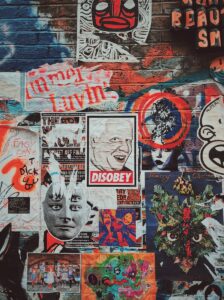 graffiti sur un mur pendant la journée