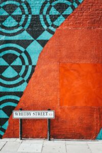 textile orange sur textile noir et blanc