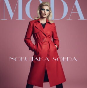 Mannequin blonde en trench-coat rouge posant pour le magazine MODA sur fond rose.