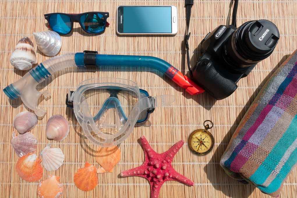 Accessoires de plongée et objets de mer sur un plancher de paille Accessoires de plongée et objets de mer sur un plancher de paille
