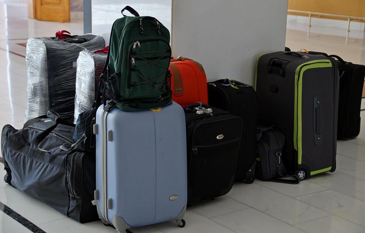 Ensemble de bagages variés posés sur le sol d'un hall