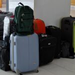 Ensemble de bagages variés posés sur le sol d'un hall